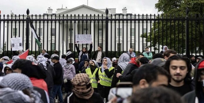 بينما يتزايد عدد القتلى في فلسطین، آلاف الفلسطينيين يتظاهرون أمام البيت الأبيض