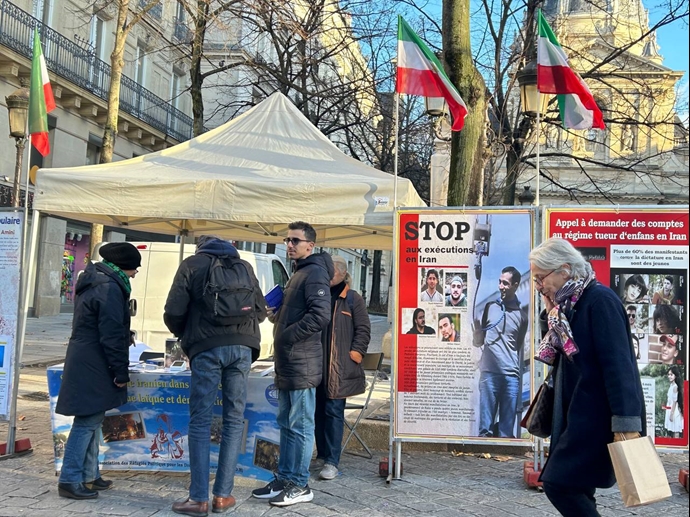 باريس..معرض كتاب و وقفة تضامنية لانصار مجاهدي خلق مع الانتفاضة الوطنية في إيران