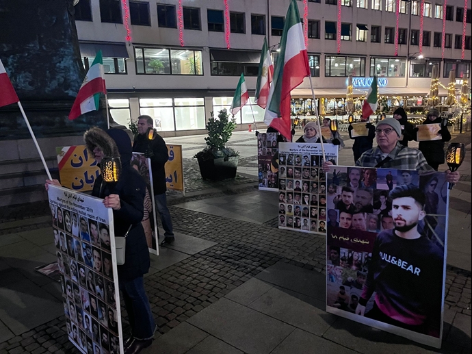 انصار مجاهدي خلق في في أوتوبوري السويد یحیون ذكرى الانتفاضة الوطنیة الإيرانیة