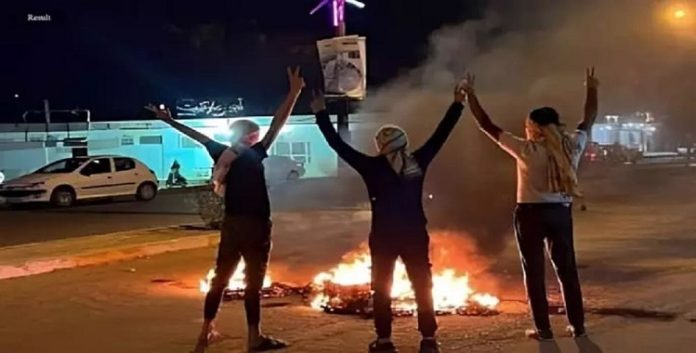 الشعب الايراني يضع النظام أمام موقف صعب