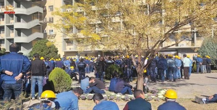 ایران..استمرارإضراب واحتجاج لآلاف العمال فی مصنع صهر الحديد في أصفهان لليوم الثاني على التوالي