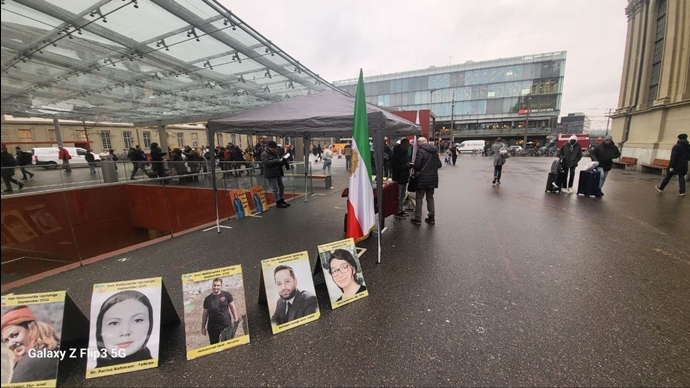 احیاً لذکری شهداء الانتفاضة‌الایرانیة‌، انصار مجاهدي خلق یقیمون معرض لصور شهداء الانتفاضة الإيرانية في برن، سويسرا
