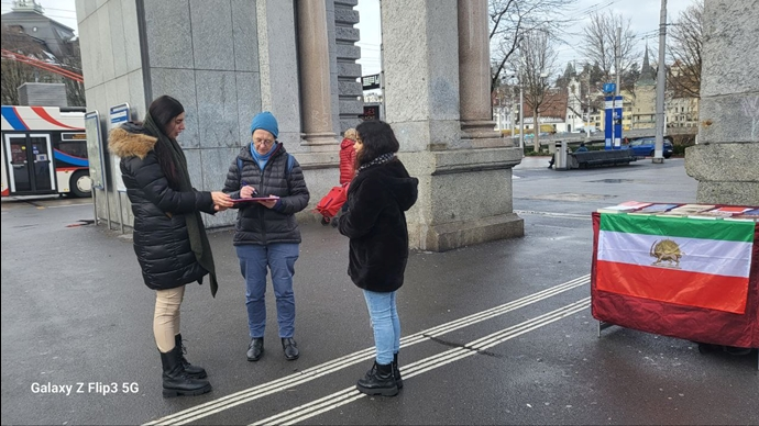 تضامنًا مع الانتفاضة الوطنية الایرانیة و جمع عريضة ضد عقوبة الإعدام في إيران، انصارمجاهدي خلق یقیمون معرض صور في مدینة لوسيرن، سويسرا