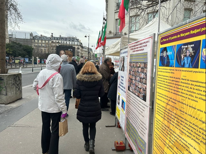 تضامنًا ودعمًا للانتفاضة الایرانیة،انصار مجاهدي خلق یقیمون معرض لصورشهداء الانتفاضة في باريس