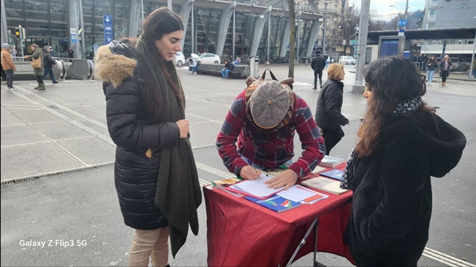 تضامنًا مع الانتفاضة الوطنية الایرانیة و جمع عريضة ضد عقوبة الإعدام في إيران، انصارمجاهدي خلق یقیمون معرض صور في مدینة لوسيرن، سويسرا