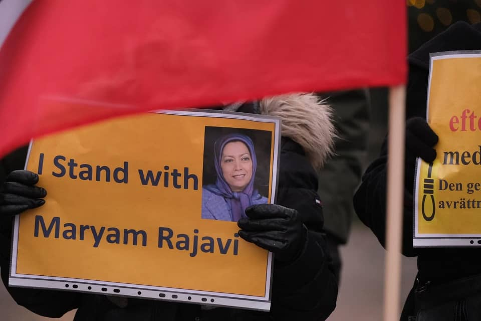 تضامنا ودعما لانتفاضة الشعب الایراني.وقفة لانصار المجلس الوطني للمقاومة الایرانیة في غوتنبرغ، السويد