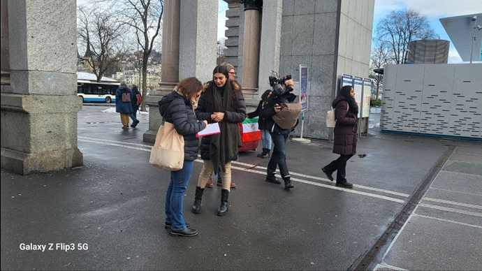 تضامنًا مع الانتفاضة الوطنية الایرانیة و جمع عريضة ضد عقوبة الإعدام في إيران، انصارمجاهدي خلق یقیمون معرض صور في مدینة لوسيرن، سويسرا