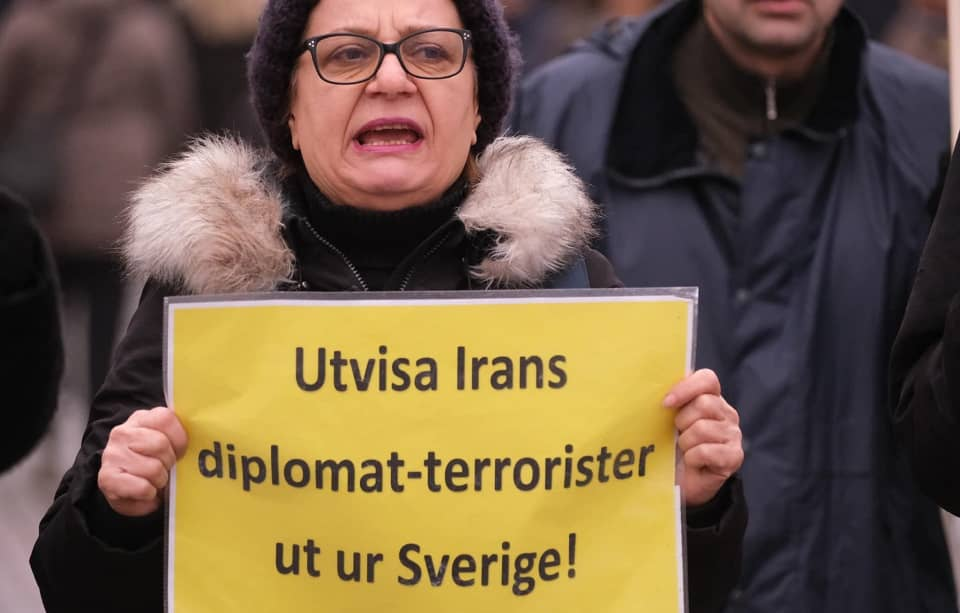 تضامنا ودعما لانتفاضة الشعب الایراني.وقفة لانصار المجلس الوطني للمقاومة الایرانیة في غوتنبرغ، السويد
