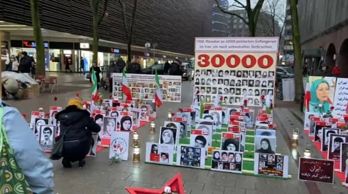 دعماً وتضامناً مع وحدات المقاومة انصار مجاهدي خلق یقیمون معرض لصور شهداء الانتفاضة الوطنية الایرانیة في هامبورغ، ألمانيا