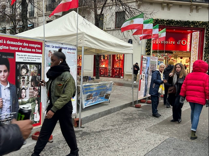 تضامناً مع الانتفاضة الإيرانية انصار مجاهدي خلق یقیمون معرض صور الشهداء في باریس