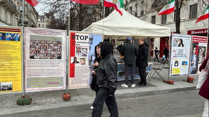 تضامنًا ودعمًا للانتفاضة العارمة وإدانة موجة الإعدامات في إيران معرض لصور الشهداء وللكتب لانصار مجاهدي خلق في باريس