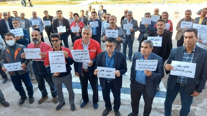 احتجاجاً على عدم استلام رواتبهم وأقساط التأمين، توقف عمال مصفاة آبادان لتكرير النفط في محافظة خوزستان جنوب غربي إيران