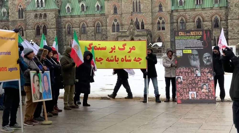 تضامنا مع انتفاضة الشعب الإيراني انصار مجاهدي خلق و المقاومة الایرانیة، یقیمون معرض صور لشهداء الانتفاضة‌الایرانیة في أوتاوا -كندا