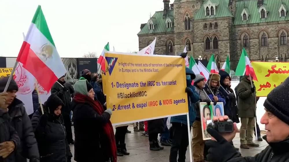 تضامنا مع انتفاضة الشعب الإيراني انصار مجاهدي خلق و المقاومة الایرانیة، یقیمون معرض صور لشهداء الانتفاضة‌الایرانیة في أوتاوا -كندا