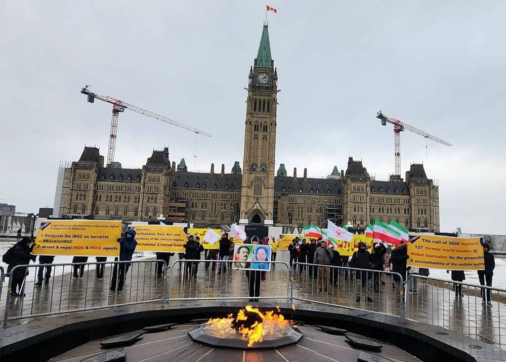 تضامنا مع انتفاضة الشعب الإيراني انصار مجاهدي خلق و المقاومة الایرانیة، یقیمون معرض صور لشهداء الانتفاضة‌الایرانیة في أوتاوا -كندا