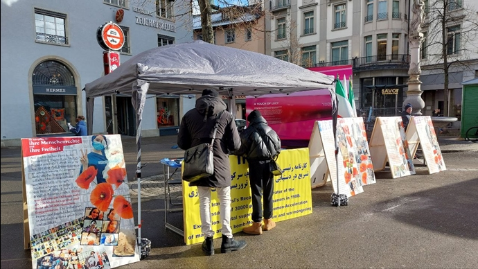 تضامنًا مع الانتفاضة الوطنية الایرانیة و جمع عريضة ضد عقوبة الإعدام في إيران، انصارمجاهدي خلق یقیمون معرض صور في مدینة لوسيرن، سويسرا
