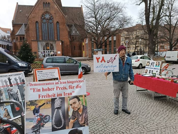 تضامنا مع الانتفاضة الوطنية الایرانیة، معرض لانصار مجاهدي خلق لصور الشهداء والكتب في برلین