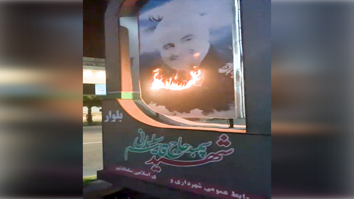 في العام الرابع لمقتله حرق صور وتماثيل قاسم سليماني في المدن الإيرانية