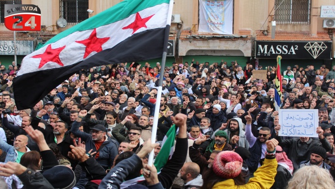 مع رفع اعلام الثورة السوریة‌، تجمع الآلاف من المتظاهرين/ات في ساحة الكرامة وسط مدينة السويداء 