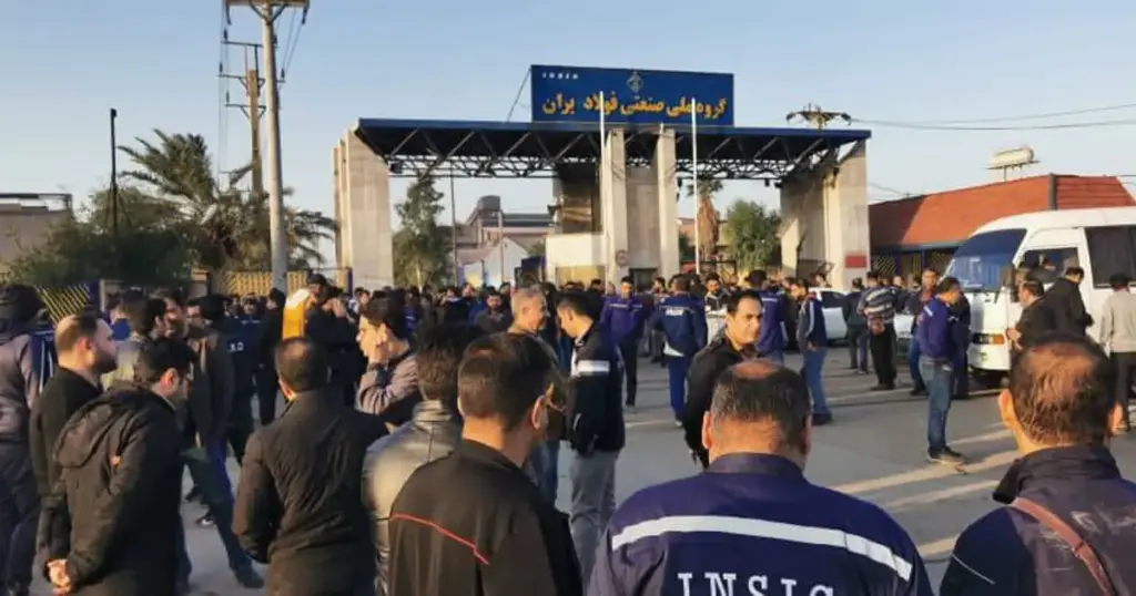 مظاهرة عمال مجموعة الأهواز الوطنية لصناعة الصلب تعبر عن رفضهم للتهديد والاعتقالات، وتؤكد على استمرار نضالهم