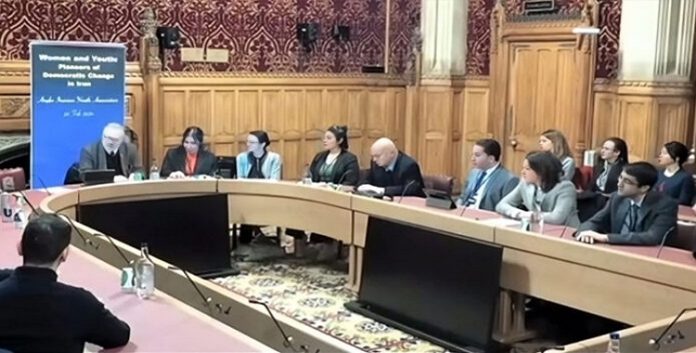 بشعارالنساء والشباب رواد التغيير الديمقراطي في إيران مؤتمر الشباب الإيراني في برلمان المملكة المتحدة