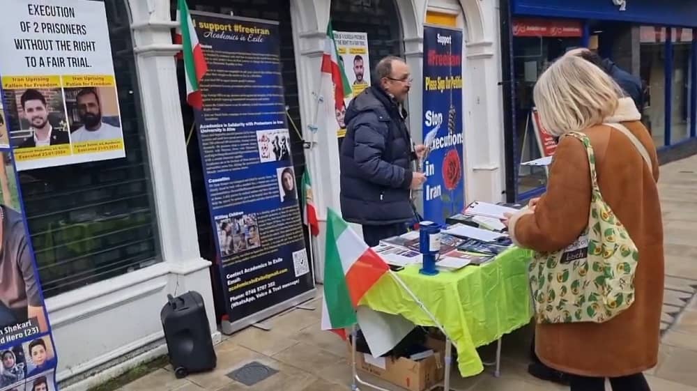 تضامنًا مع الانتفاضة الإيرانية إقامة طاولة للكتب ومعرض لصور الشهداء في وينشستر،بريطانيا