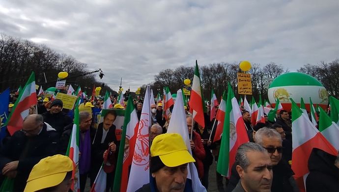 تناقل مظاهرات الإيرانيين و انصار مجاهدي خلق في برلين في وكالات أنباء دولية 