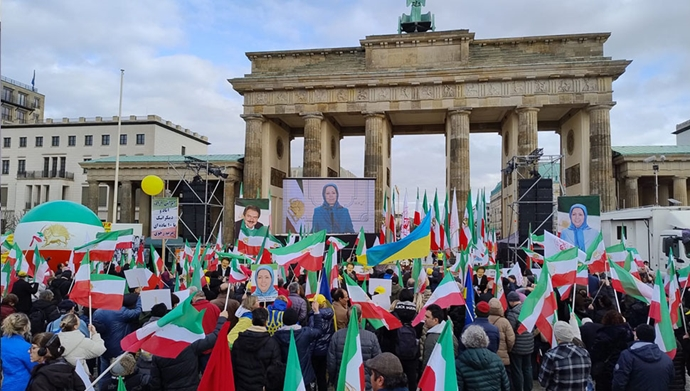 تناقل مظاهرات الإيرانيين و انصار مجاهدي خلق في برلين في وكالات أنباء دولية 