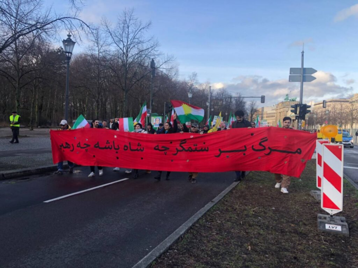 اهتمام وسائل الإعلام العالمية بتظاهرات الجالية الإيرانية لاحیاء ذكرى الثورة المناهضة للملكية