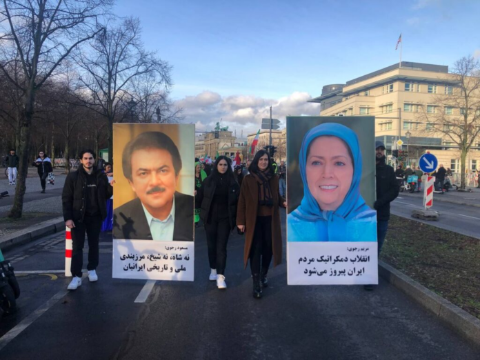 اهتمام وسائل الإعلام العالمية بتظاهرات الجالية الإيرانية لاحیاء ذكرى الثورة المناهضة للملكية