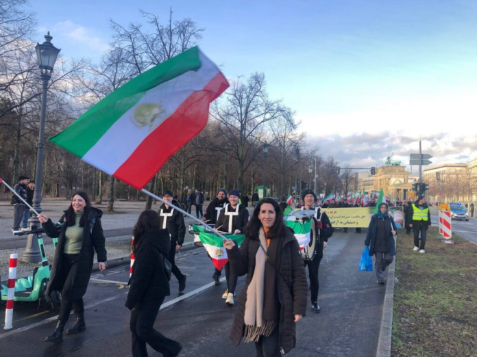 اهتمام وسائل الإعلام العالمية بتظاهرات الجالية الإيرانية لاحیاء ذكرى الثورة المناهضة للملكية