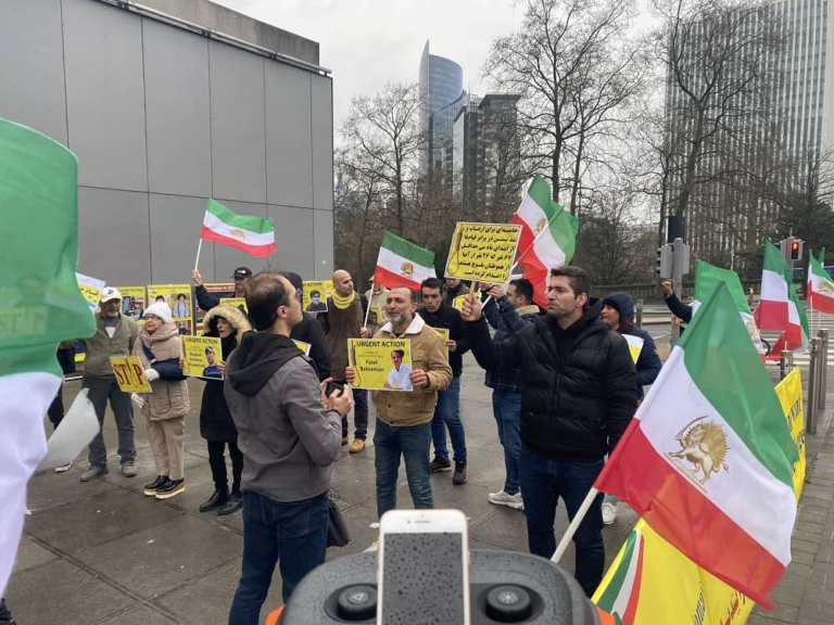 وقفة تضامنیة لإيرانيين وانصار مجاهدي خلق دعماً للاجئين الإيرانيين في بلجيكا