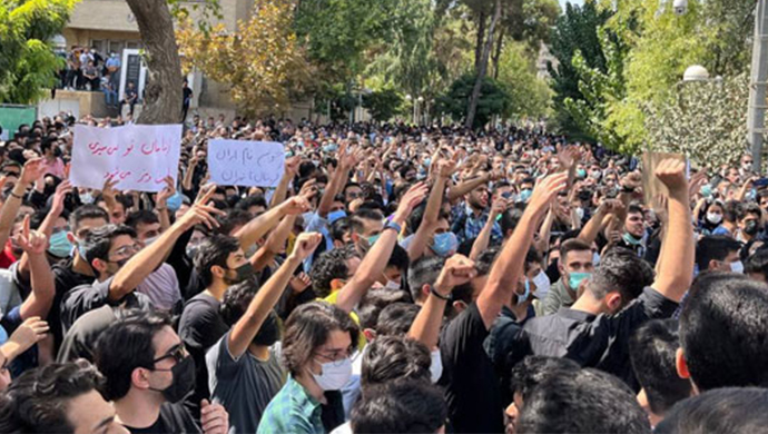 ایران- علی ید شباب الانتفاضة،اضرام النار في مقر الباسيج في مدينة مشهد