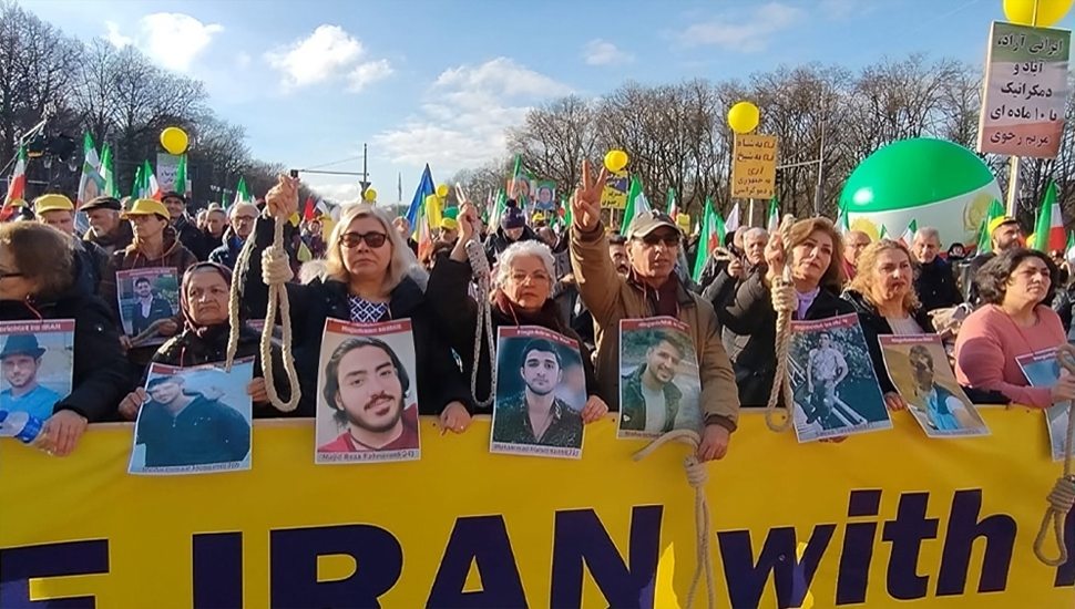 تناقل مظاهرات الإيرانيين و انصار مجاهدي خلق في برلين في وكالات أنباء دولية 