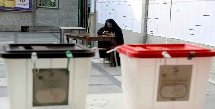 استهزء محمود أحمدي نجاد، رئيس النظام السابق، الذي صوت بنفسه في الانتخابات في الأول من مارس