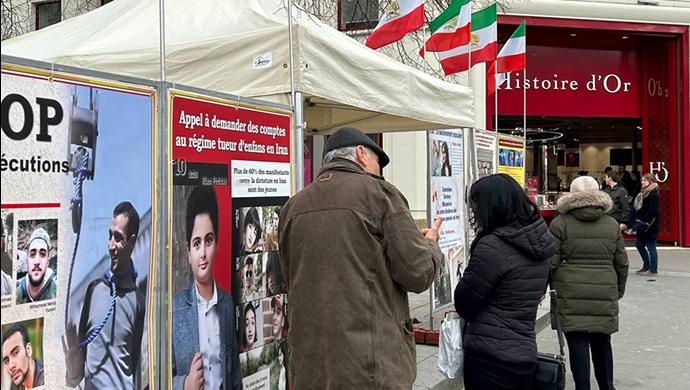 تكريما لشهداء الانتفاضة الوطنية، معرض صور لشهداء الانتفاضة الإيرانية و إقامة طاولة كتب في باریس