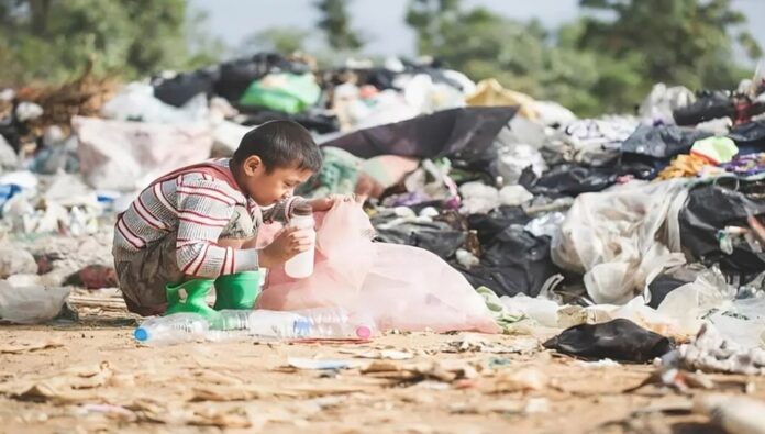 ایران.. صحیفة حکومیة‌ خلال عامين فقط ثمانية ملايين فقير یضاف إلى عدد الفقراء