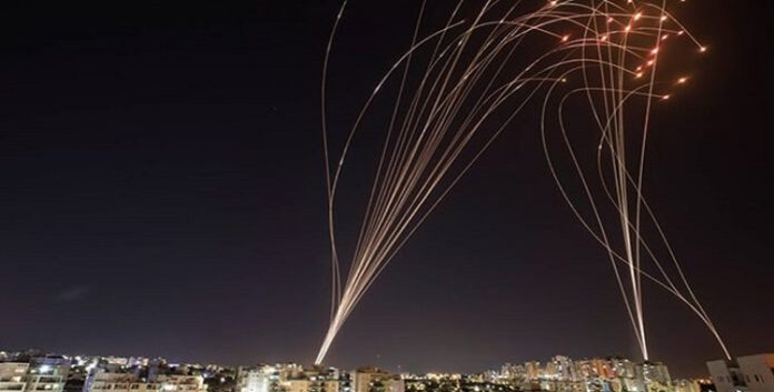 رويترز: الجيش الإسرائيلي یعترض 99% من الصواريخ وطائرات بدون طيار ايرانية
