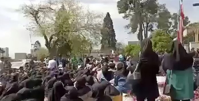 ایران..منددین بالعمل الإضافي القسري حملات احتجاجیة الممرضين والممرضات في مدن مختلفة