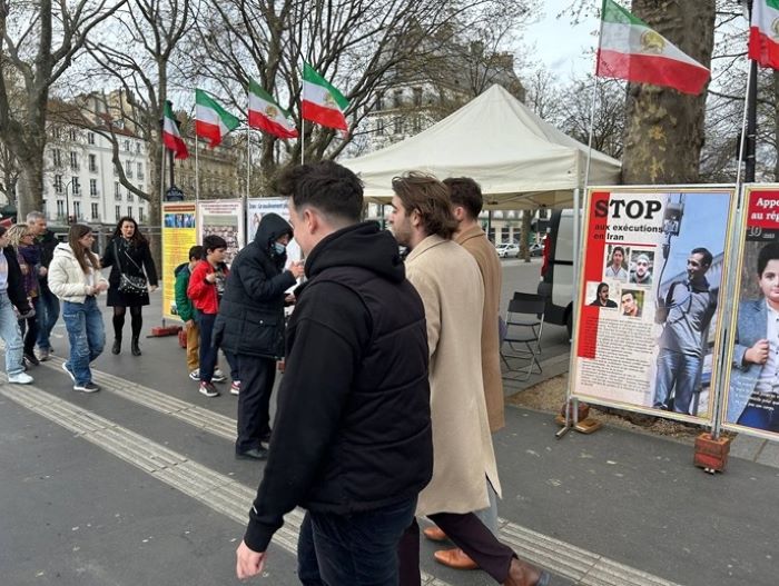 باريس – تقرير مصور لطاولة كتب ومعرض صور شهداء الانتفاضة الإيرانية