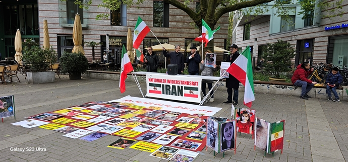 مونستر الألمانية – إقامة طاولة للكتب ومعرض لصور الشهداء احتجاجًا على الإعدامات في إيران