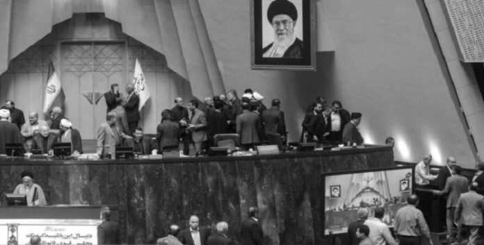 ایران.. توترات ومشادات كلامية في الجلسة الأولى للبرلمان الجديد لنظام الملالي تکشف عن ضعف خامنئي الواضح