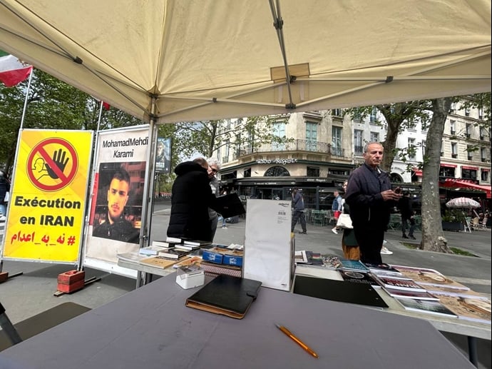 تکریماً لشهداء الانتفاضة الإيرانية، إقامة طاولة كتب ومعرض صور في باریس