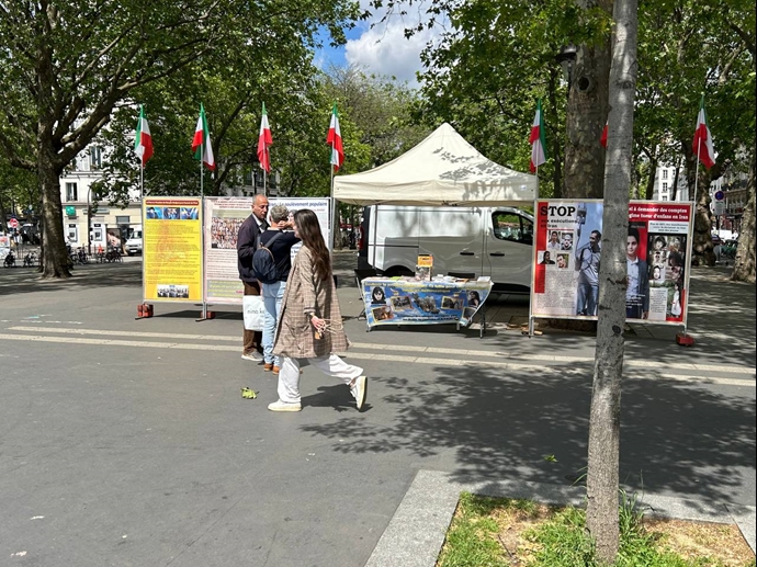 تضامنا مع انتفاضة الشعب الإيراني، طاولة كتب ومعرض لصور شهداء الانتفاضة الإيرانية في باریس