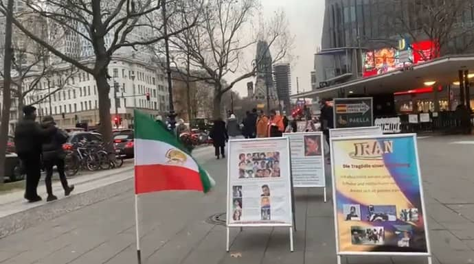 تضامنًا مع انتفاضة الشعب الإيراني، معرض لصور شهداء الانتفاضة الإيرانية في برلين و هايدلبرغ