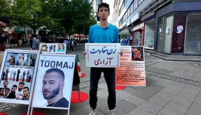 تضامنًا مع الانتفاضة الشاملة إيرانیة اقامةمعرض الشهداء وطاولة الكتب في مدینة برلین