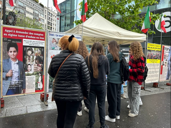 تکریماً لشهداء الانتفاضة الإيرانية طاولة كتب ومعرض لصورالشهداء فی باریس -تقریر مصور