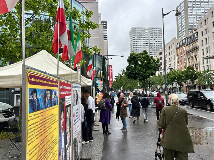 تکریماً لشهداء الانتفاضة الإيرانية طاولة كتب ومعرض لصورالشهداء فی باریس -تقریر مصور