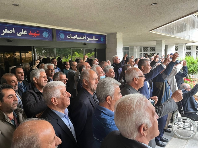 اعتراضًا على الوضع المعيشي السيئ، تجمعات احتجاجية شاملة لمتقاعدي الاتصالات في 14 محافظة إيرانية