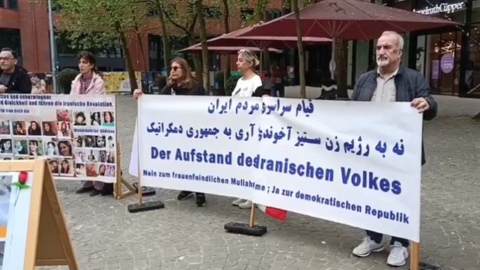 إقامة معرض للكتب وعرض صور شهداء الانتفاضة الایرانیة في بريمن، ألمانيا - تقرير مصور